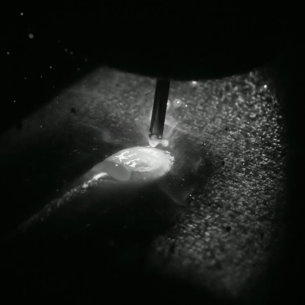 デュアルスロープシャッター機能を使いLED照明で撮影したアーク溶接の画像
